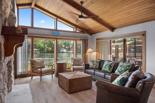 Springs Waterfront, kayaks and pool, room for the whole fam + friends