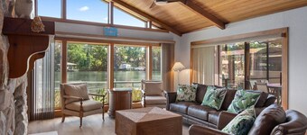 Springs Waterfront, kayaks and pool, room for the whole fam + friends