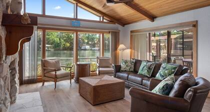 Springs Waterfront, kayaks and pool, room for the whole fam + friends