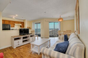 TV - MB Renaissance 1516- 2BR/2BA Oceanfront Condo in Myrtle Beach (Myrtle Beach)