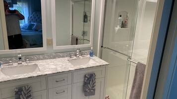 Combined shower/tub, towels, soap