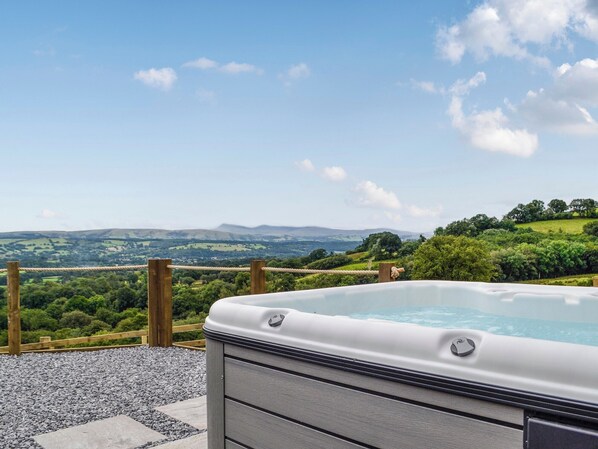 Outdoor spa tub - Valley View - UK34178 (Cilycwm, near Llandovery)