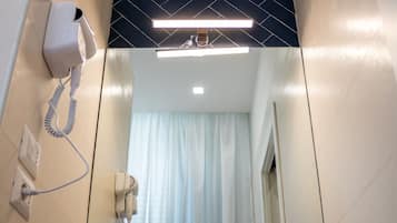 Phòng đôi hoặc 2 giường đơn | Phòng tắm | Buồng tắm vòi sen, máy sấy tóc, chậu vệ sinh/vòi rửa, khăn tắm