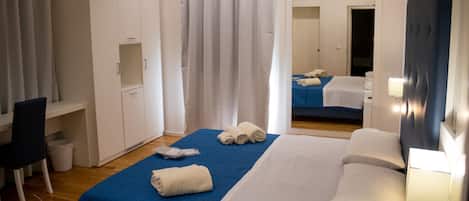 Dobbelt- eller tomannsrom | Minibar, skrivebord, skrivebord for bærbar PC og wi-fi (inkludert)