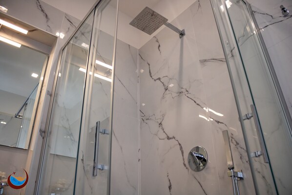 Triple Room | Bathroom | Shower, hair dryer, slippers, bidet - Beauty House Via Veneto (Reggio Calabria)