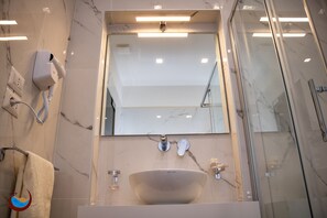 Habitación triple | Baño | Ducha, secador de pelo, bidé y toallas