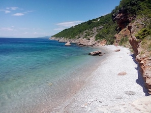 Playa en los alrededores y camastros