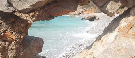 Una spiaggia nelle vicinanze, lettini da mare