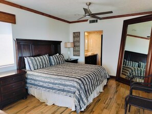 3 室のベッドルーム、セーフティボックス (室内)、デスク、WiFi (無料)