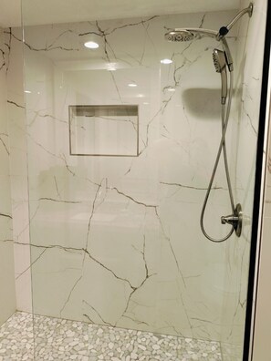 Dusche, Haartrockner, Handtücher, Seife