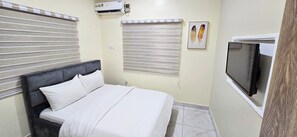 2 habitaciones, escritorio, tabla de planchar con plancha y wifi gratis 
