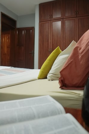 2 habitaciones, escritorio, tabla de planchar con plancha y wifi gratis