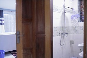 Shower, jetted bath, hair dryer, bidet