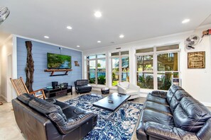 Älytelevisio, takka, pöytäjalkapallopöytä, kirjoja