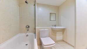 Bathtub, towels