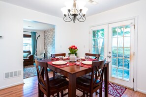 Dining - 30+ day rental~Prime Location- 2 miles to Cville Downtown Mall, 1 mile to UVA!  (Charlottesville)