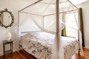 3 bedrooms, desk, travel cot, free WiFi