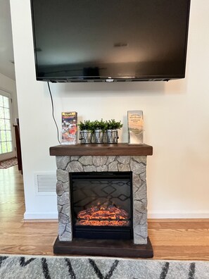 Interior - 30+ day rental~Prime Location- 2 miles to Cville Downtown Mall, 1 mile to UVA!  (Charlottesville)