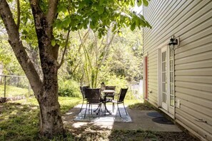 Outdoor dining - 30+ day rental~Prime Location- 2 miles to Cville Downtown Mall, 1 mile to UVA!  (Charlottesville)
