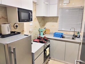 Refrigerador, microondas, horno y tetera eléctrica 
