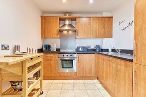 Kühlschrank, Mikrowelle, Ofen, Geschirrspüler