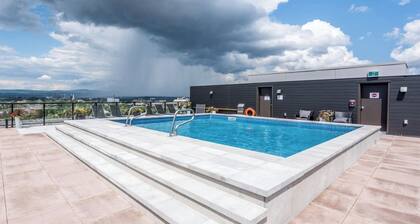 309980 2026/04/30 - 3 1/2 Ultramodern - Urban and trendy neighborhood