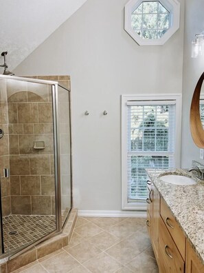 Combined shower/bathtub, hair dryer, towels