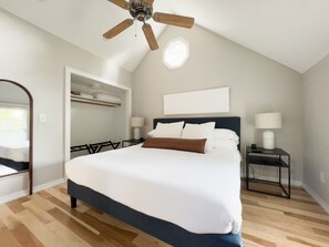 2 chambres, fer et planche à repasser, Wi-Fi, draps fournis