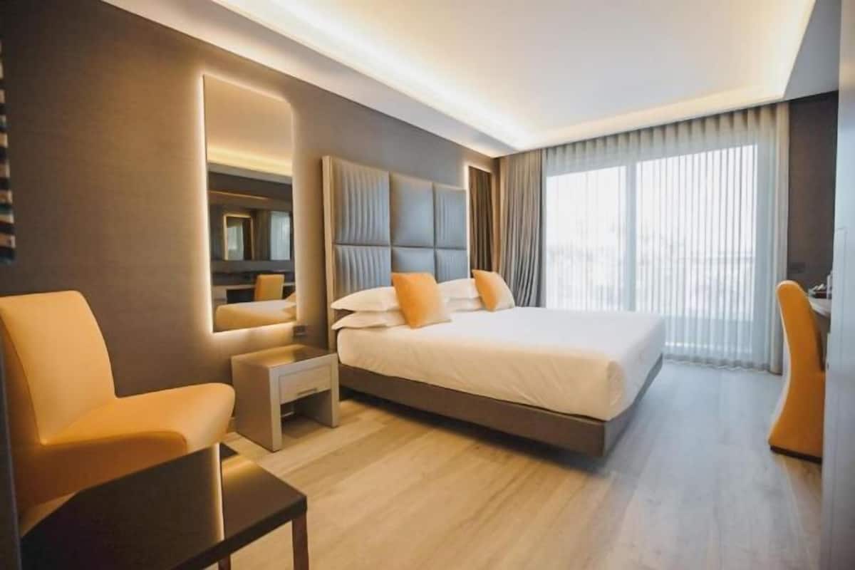 1 bedroom, Frette Italian sheets, premium bedding, down comforters