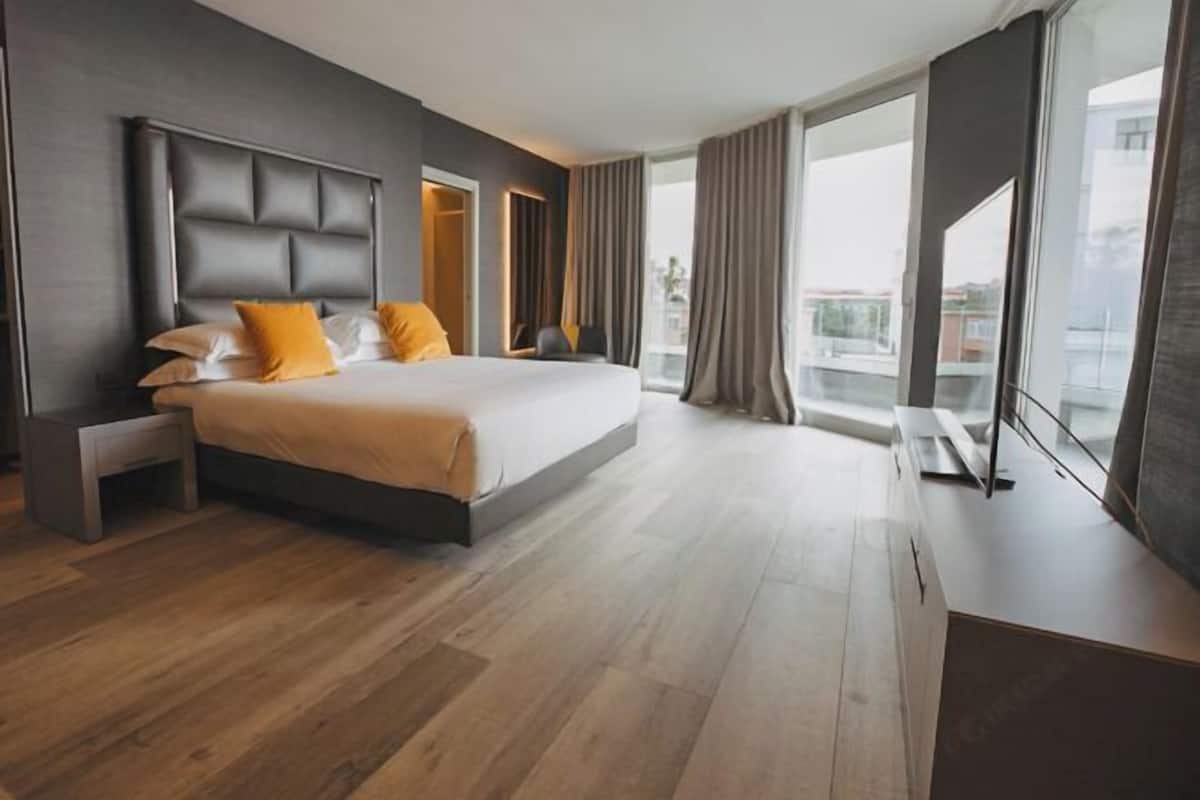 1 bedroom, Frette Italian sheets, premium bedding, down comforters