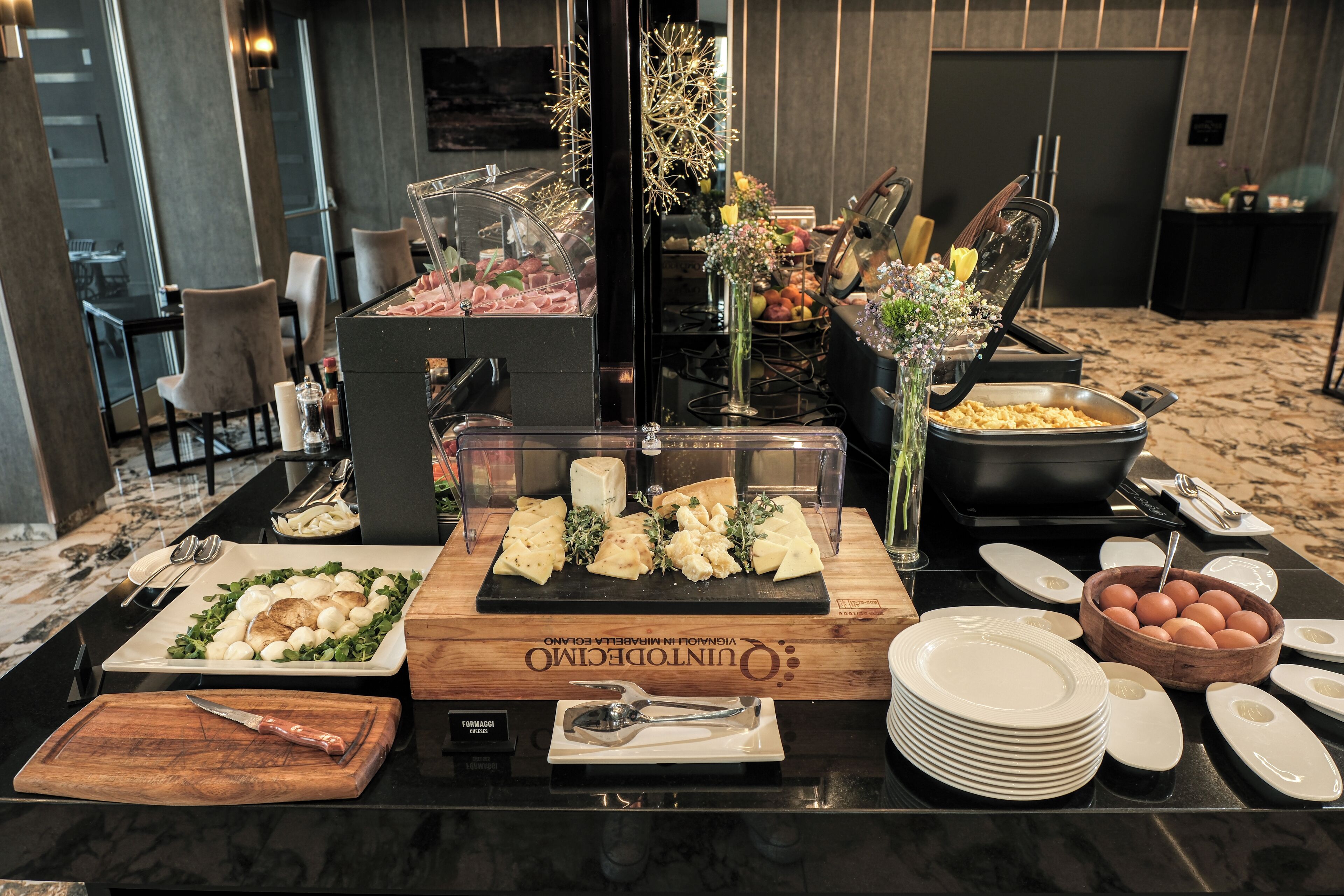 Ein reichhaltiges Buffet mit verschiedenen Speisen und Besteck.