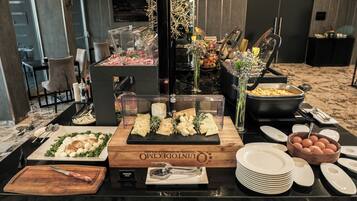 Ein reichhaltiges Buffet mit verschiedenen Speisen und Besteck.