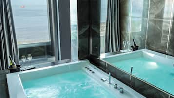 Suite con Jacuzzi e Vista Mare | Italienische Bettbezüge von Frette, hochwertige Bettwaren