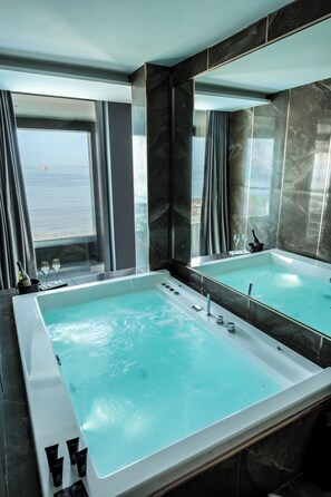 Suite con Jacuzzi e Vista Mare | Italienske Frette-laken, sengetøy av topp kvalitet, dundyner og minibar