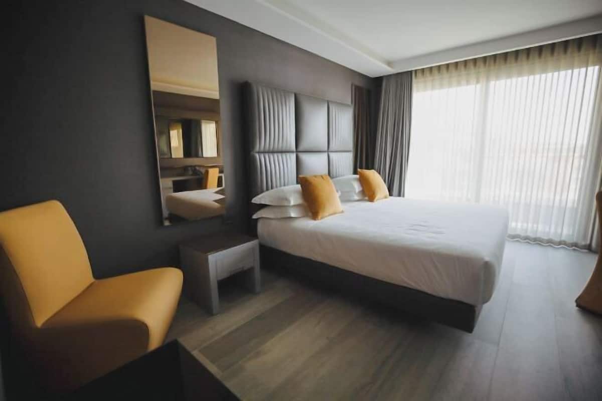 1 bedroom, Frette Italian sheets, premium bedding, down comforters