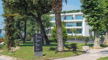 A sign with directions to various hotel amenities including reception, restaurant, parking, and a fountain.