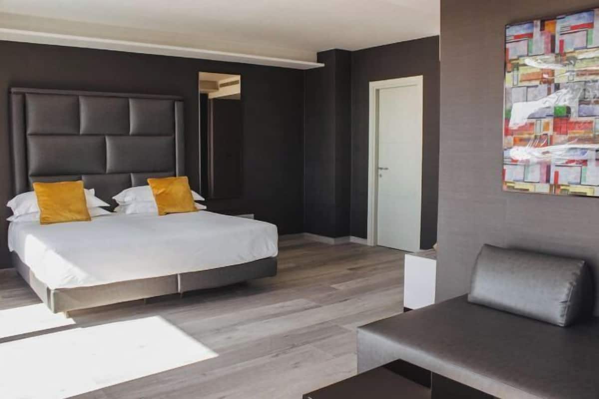1 bedroom, Frette Italian sheets, premium bedding, down comforters