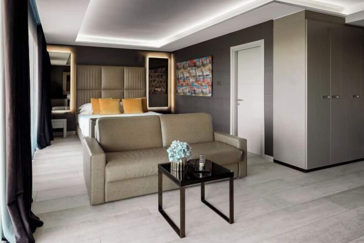 1 bedroom, Frette Italian sheets, premium bedding, down comforters