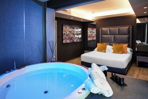 Suite con Jacuzzi e Vista Mare | Bathroom | Rainfall showerhead, hair dryer, slippers, bidet - Hotel & Resort Tre Fontane Luxury (Portici)