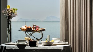 A table set for breakfast with a view of the sea. - Hotel & Resort Tre Fontane Luxury (Portici)