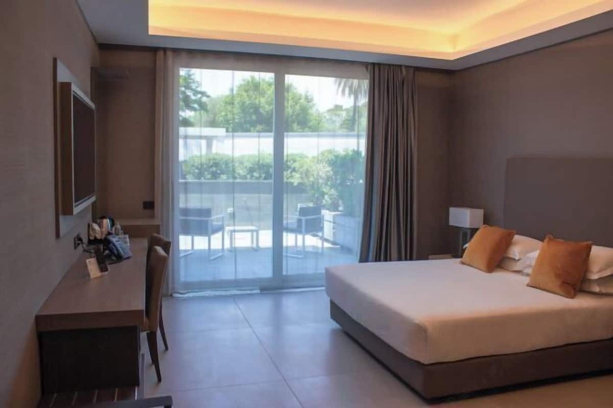 1 bedroom, Frette Italian sheets, premium bedding, down comforters