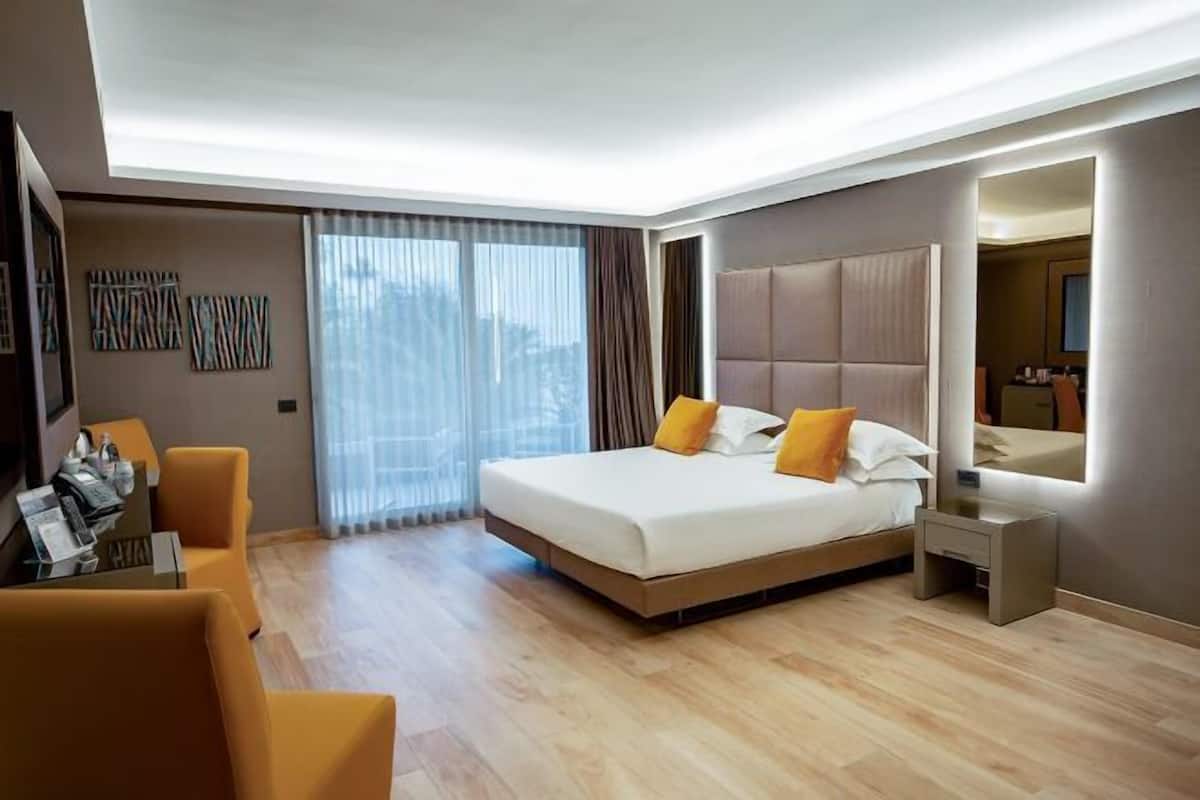 1 bedroom, Frette Italian sheets, premium bedding, down comforters