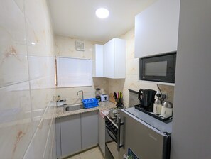 Refrigerador, microondas, horno y tetera eléctrica 