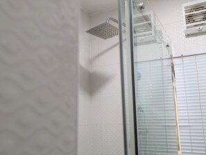 Douche, serviettes fournies, papier toilette