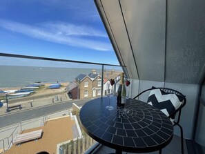 Outdoor dining - Stunning 3 bedroom beachfront house with extensive sea views (Whitstable)