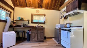 Fridge, microwave, oven, stovetop - Cozy Cabin + Hot Tub 30mins to Lakes & Trails (Northfield)