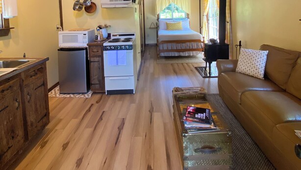 Ein gemütliches Ferienhaus-Interieur mit Küche, Essbereich und Wohnzimmer.