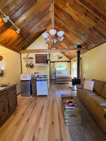 Cozy Cabin + Hot Tub 30mins to Lakes & Trails