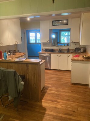 Frigorifero, forno, piano cottura, lavastoviglie