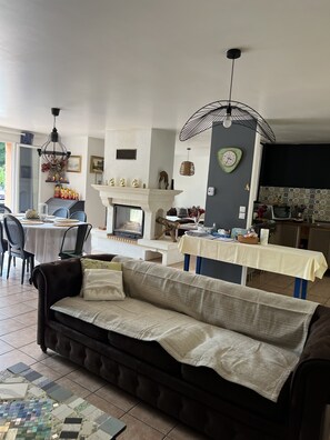 Smart-TV, Kamin, Videospiele, Bücher